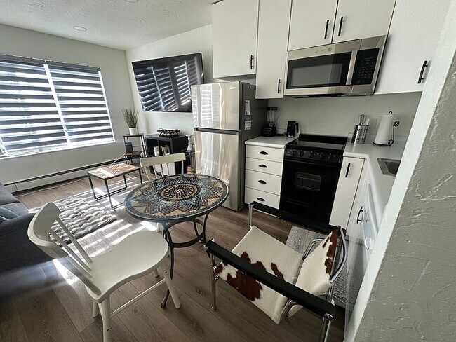 Building Photo - 725 E Main St