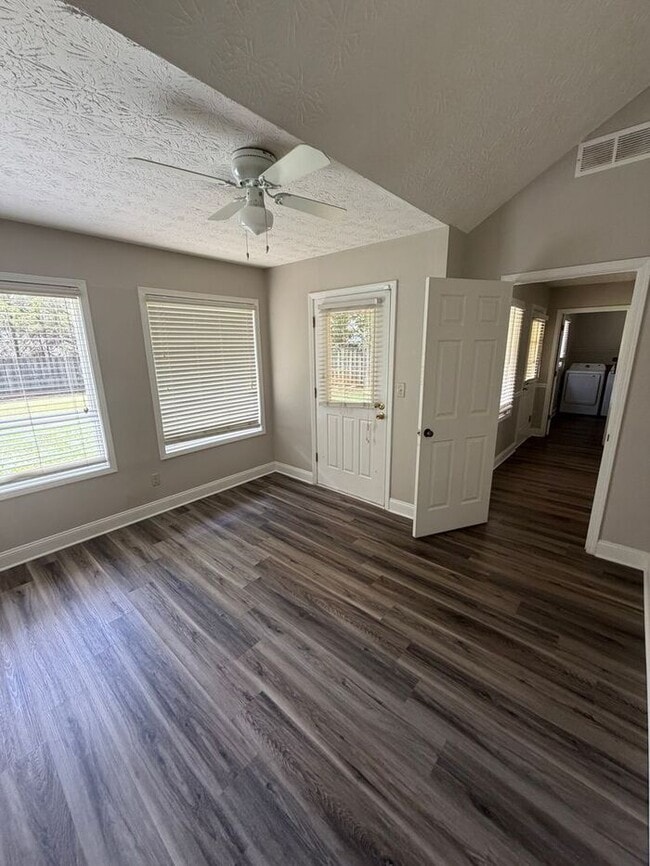 Building Photo - Cozy 3 bedroom 2 bath ranch duplex!