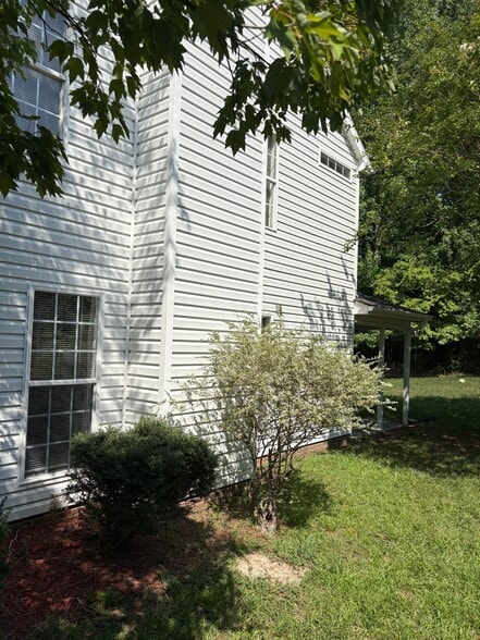 Building Photo - 10 Kilburn Ln