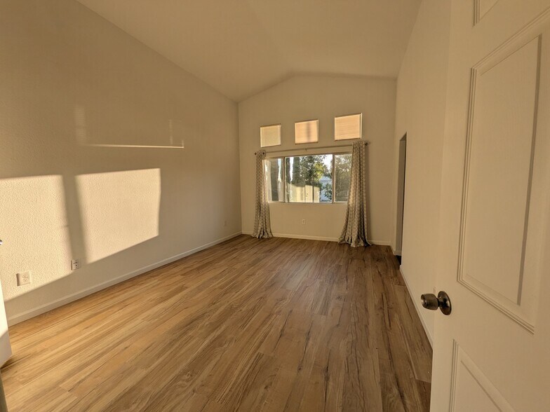 Building Photo - 583 Hildale Cir