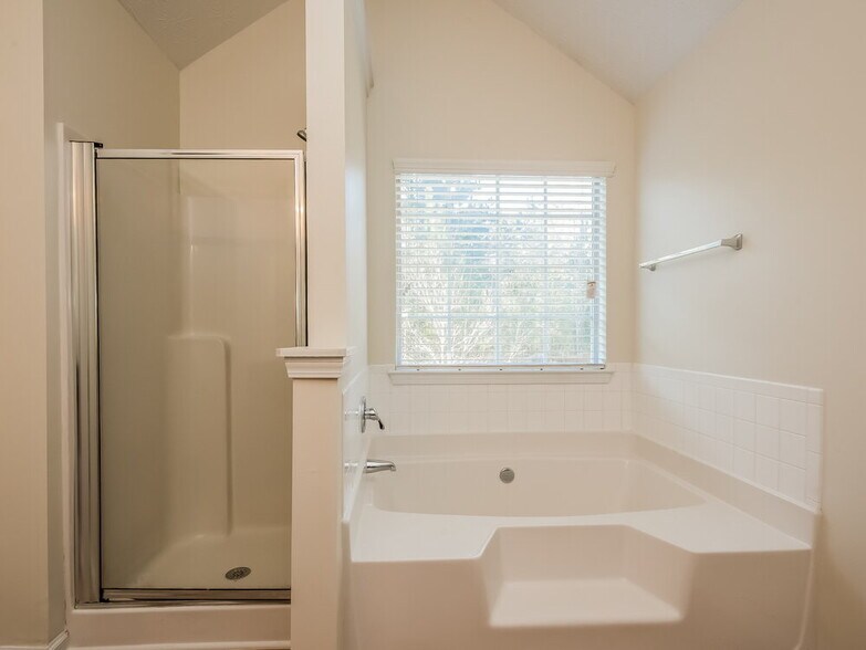 Building Photo - 70 Stony Oak Dr