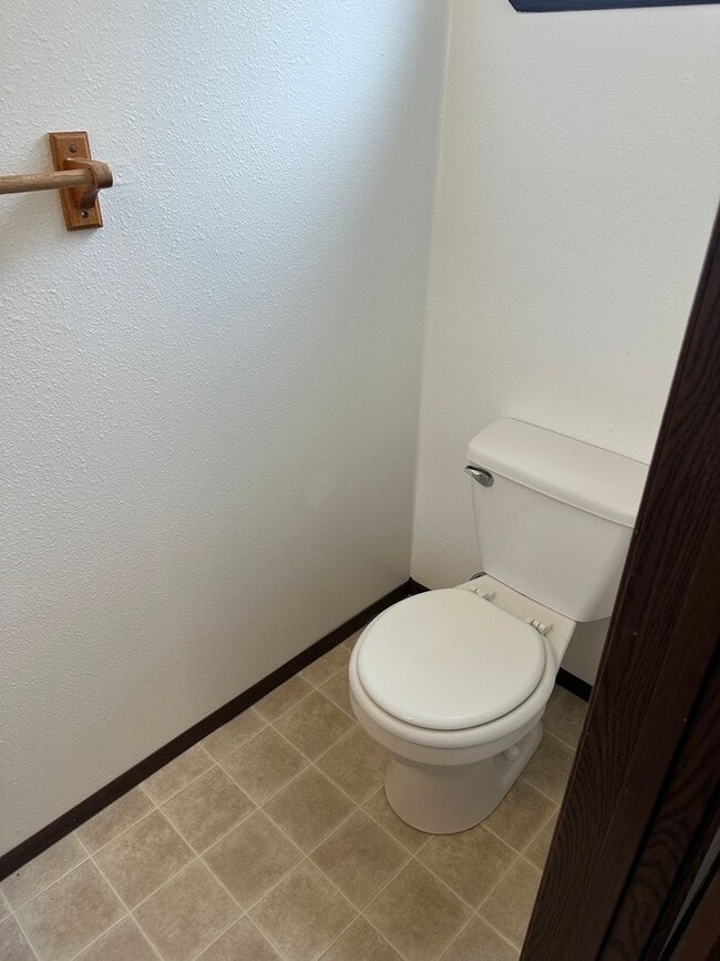Building Photo - 2 bedroom 1.5 bath duplex in Springfield!