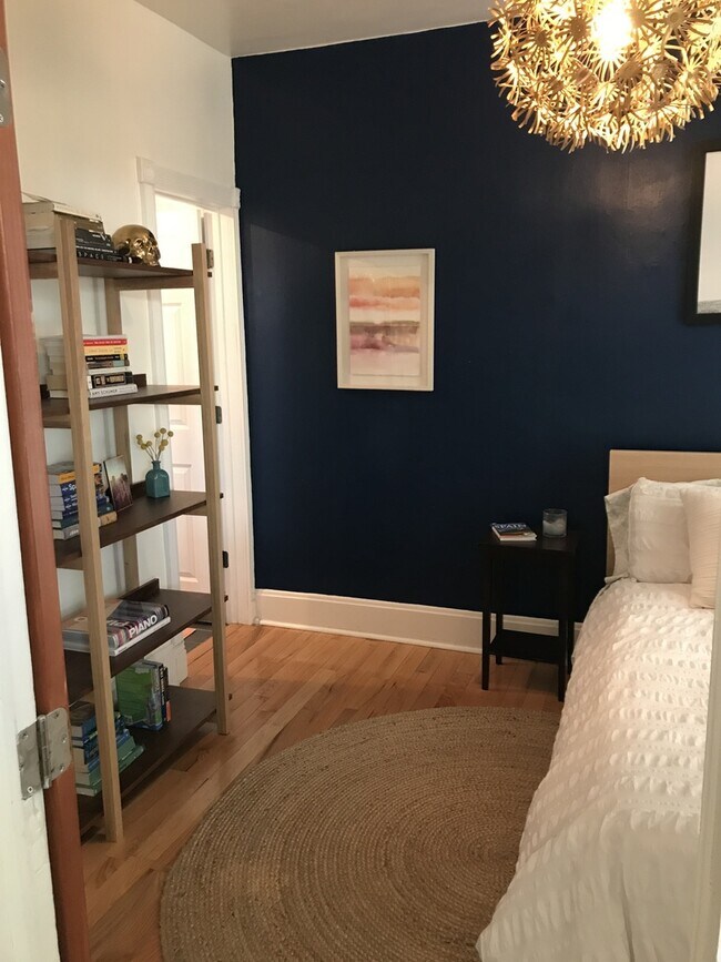 Building Photo - Bright and Cozy 2-Bedroom in Sunnyside wit...