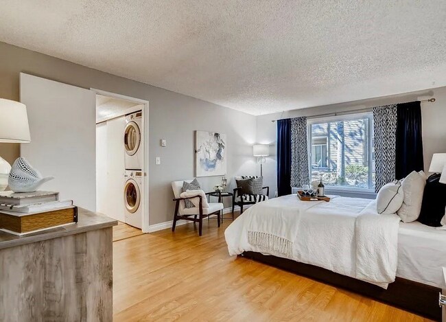 Building Photo - Spacious 2 bedroom 1.75 bath condo Racquet...
