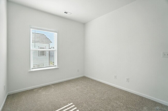Building Photo - Brand-new three-story townhome in the Univ...