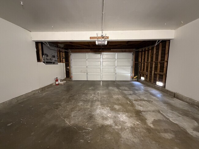 Building Photo - 15176 Oakwood Ln