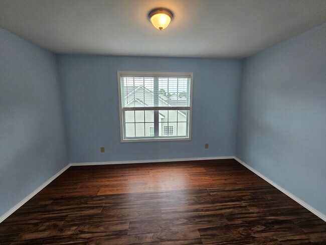 Building Photo - Spacious 4 Bedroom Home in Hampstead