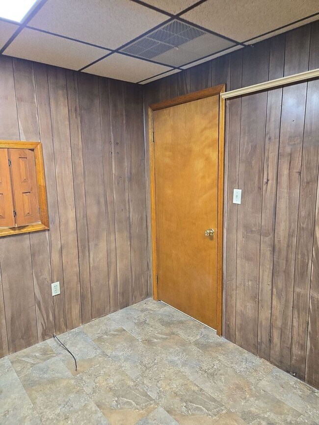 Building Photo - 203 Lincoln Way E