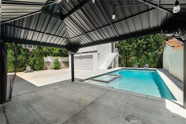 Building Photo - 4630 Cedros Ave