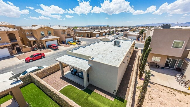 Building Photo - Beautiful 3 bed-2 baths with Casa Club/Gym...
