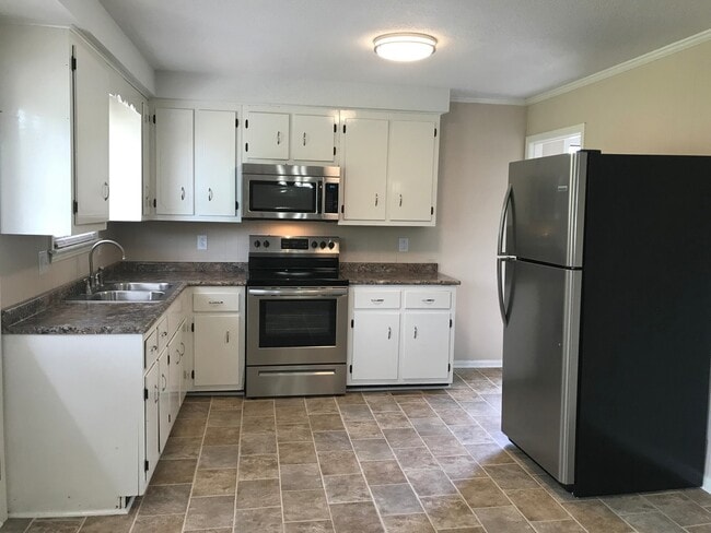 Building Photo - 808 Bedford Dr
