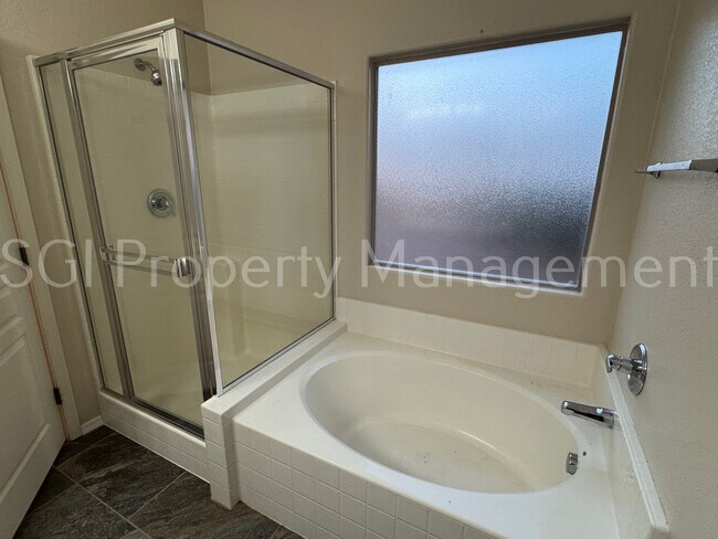 Building Photo - 44572 W Santa Fe Ave