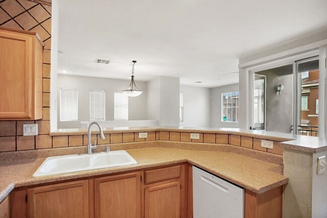 Building Photo - 2 Bed, Den, 1 Car Garage, Gated Northwest Condo