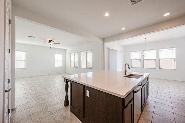 Building Photo - 7677 W Smoketree Dr