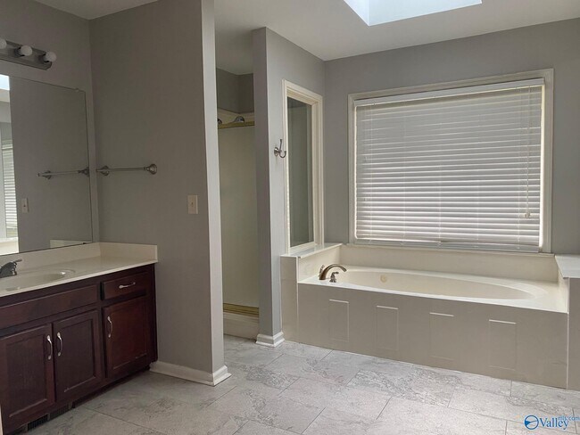 Building Photo - 203 Glenridge Ct SW