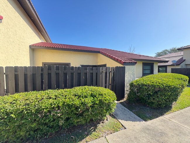 Building Photo - Cozy 2 Bedroom and 2 Bath Townhome in Kiss...