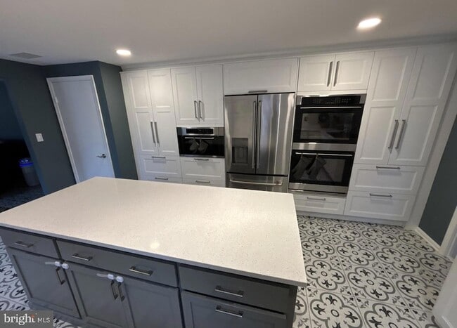 Building Photo - 7000 Old Cabin Ln