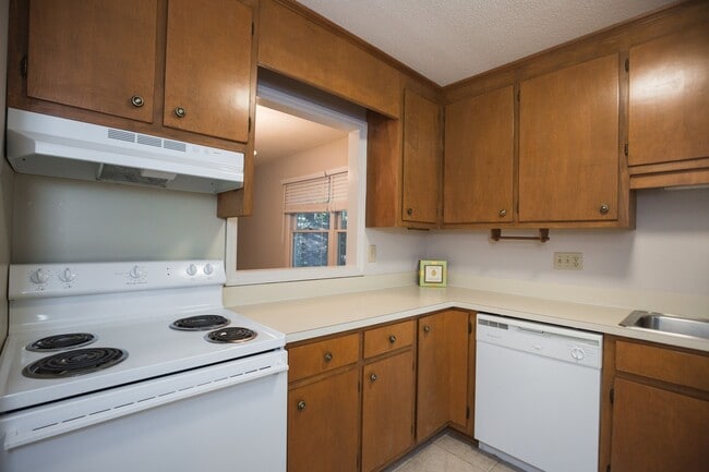 Building Photo - Available early July! Adorable 2 bed, 2.5 ...