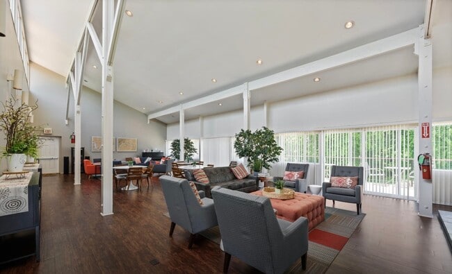 Building Photo - Knoxville 37920 - 2 bedroom with loft, 3 bath home in Cherokee Trail - Contact Adam Joachim 352-2...