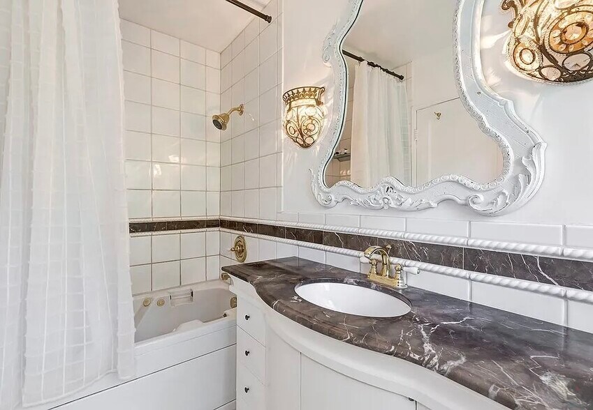 Bathroom - 5587 Village Grn