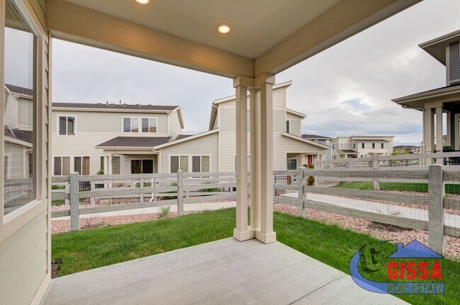 Building Photo - Beautiful, modern townhouse with primary b...