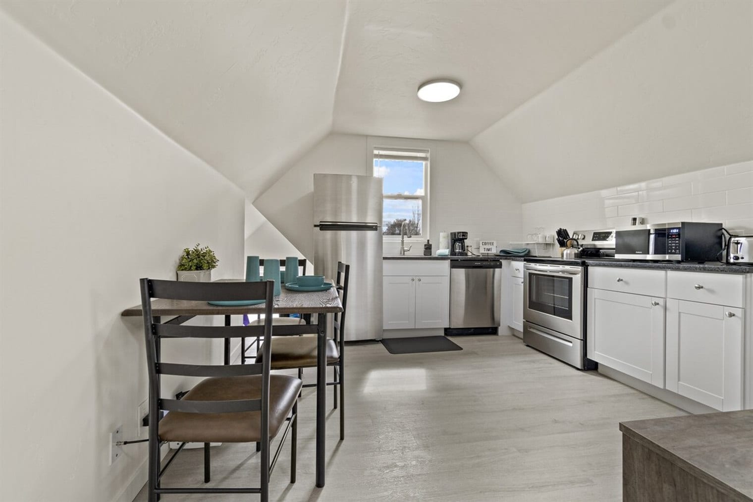 Building Photo - 523 18th Ave S