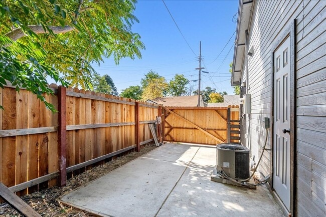 Building Photo - 3221 San Jose Way