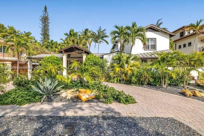 Building Photo - 110 SE 11th Ave