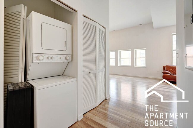 Building Photo - Humboldt Park 2 Bed/2.5 Bath Duplex w/ In Unit Laundry
