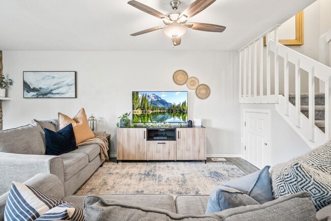 Building Photo - Spacious 3 Bedroom Townhouse-Style Condo N...