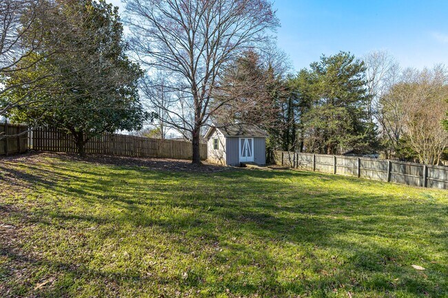 Building Photo - Immaculate updated 2 story 3 bedroom 2.5 bathroom house in the Briarwood area Greensboro