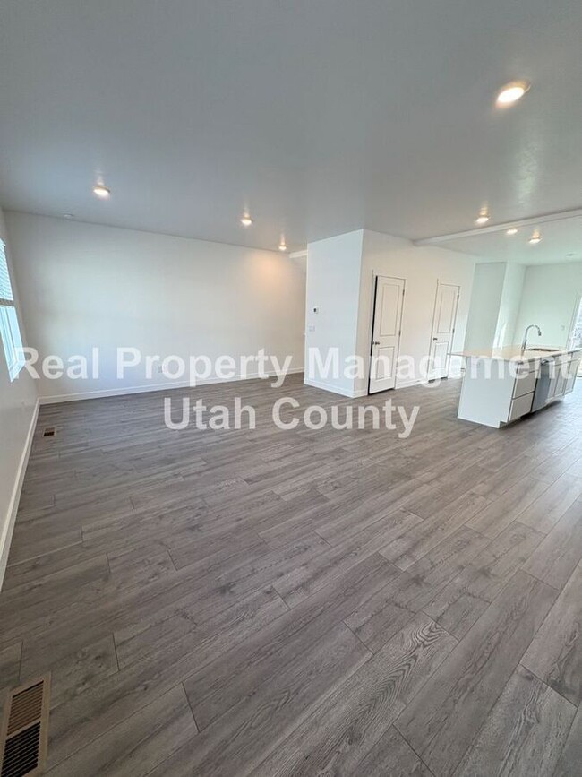 Building Photo - Brand New Eagle Mountain Townhome!