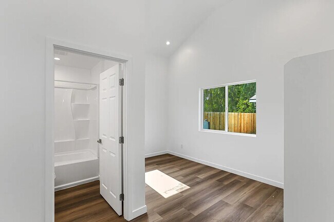 Building Photo - 420 N Batavia St