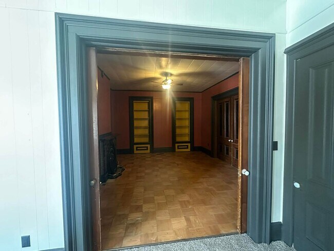 Building Photo - 711 W Adams St