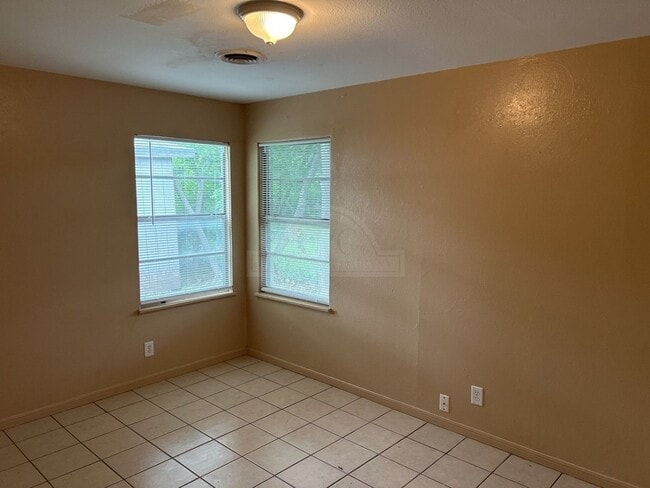Building Photo - 704 Jefferies, Killeen