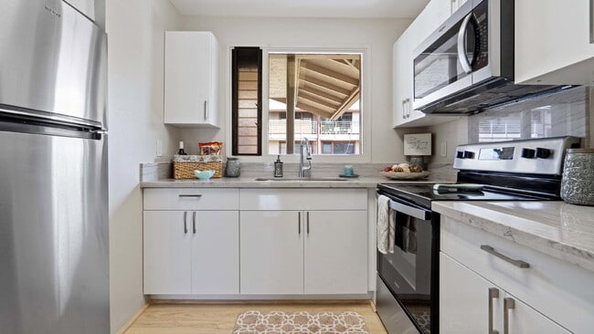 Building Photo - Renovated 2br/1ba/2pkg 3rd Fl Townhome
