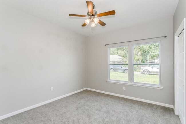 Building Photo - 4 bedroom 2 bathroom home near Eglin Air F...
