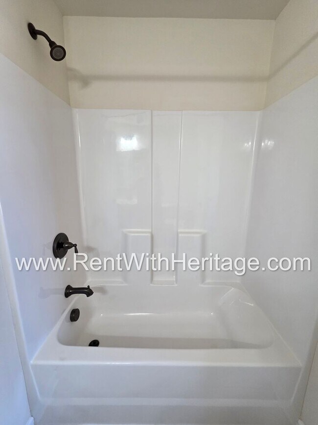 Building Photo - ABSOLUTELY BEAUTIFUL 5 BEDROOM/ 4.5 BATH HOME YOU DONT WANT TO MISS.