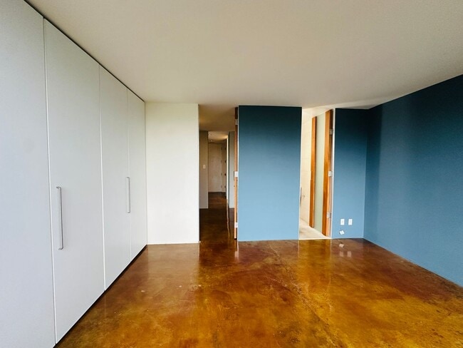 Building Photo - Live in the Heart of Oakland at Lake Merritt! Corner 1bd w/stunning views, pool
