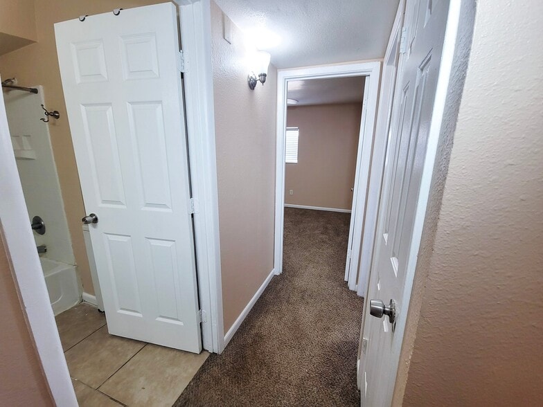 Building Photo - 286 W Palomino Dr