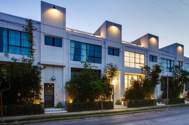 Building Photo - 6688 Fountain Ave