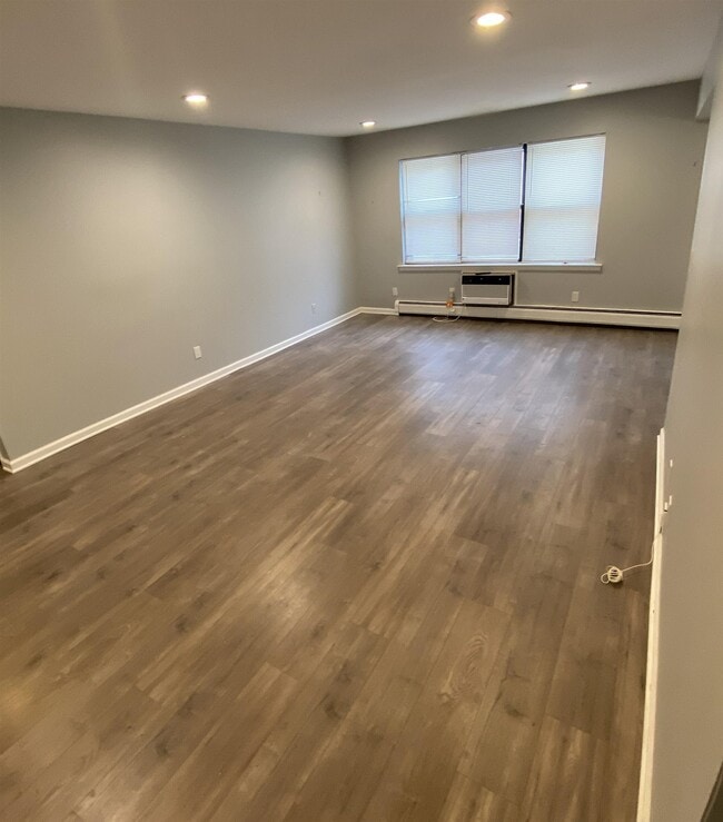 Building Photo - 16 N End Dr