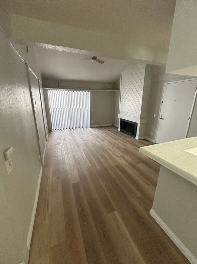 Building Photo - Remodeled Large Upstairs 2 Bedroom/1 Bath ...