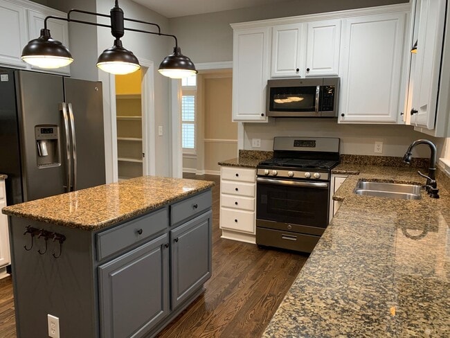 Building Photo - 5 Bed | 3.5 Bath House with Finished Basem...