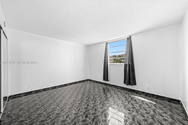 Building Photo - 1913 S Ocean Dr