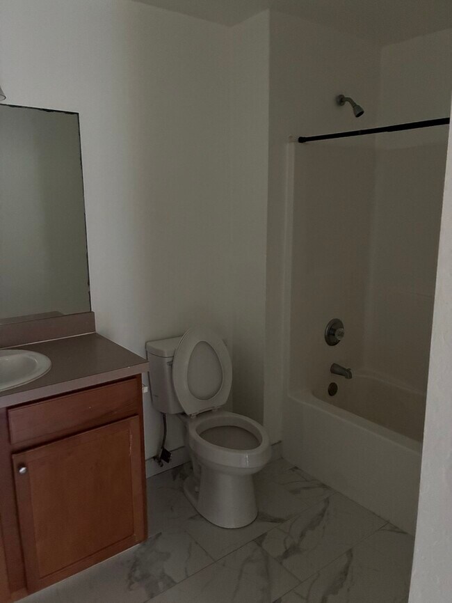 Building Photo - Beautiful 4/2 duplex
