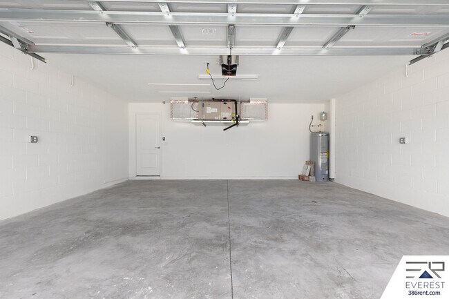 Building Photo - 12 Lysander Ln