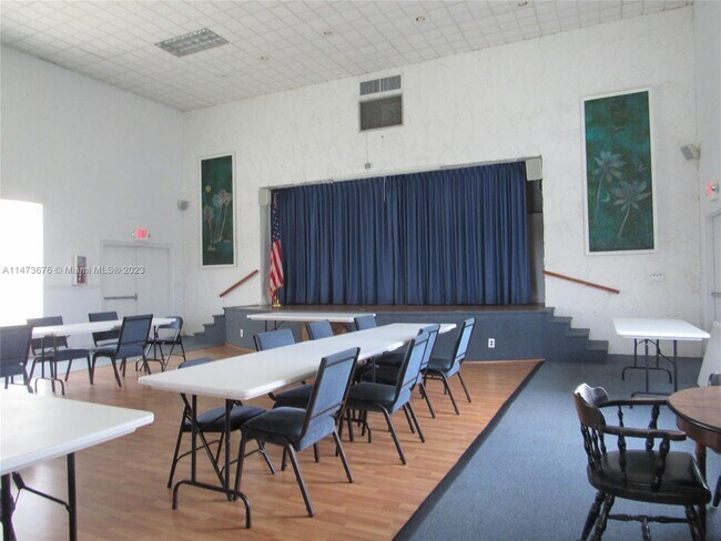 Building Photo - 2200 Park Ln