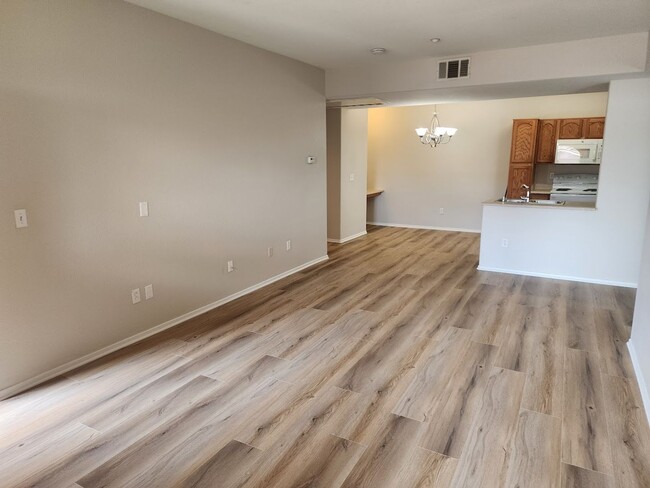 Building Photo - Upper Unit 3 Bedroom Condo with 1 Car Garage