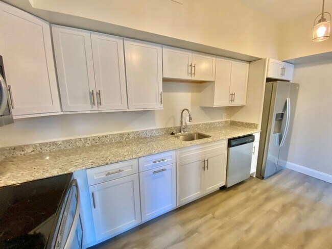 Building Photo - Large  Sunny Dupont Circle 2 bed 2 bath Ap...
